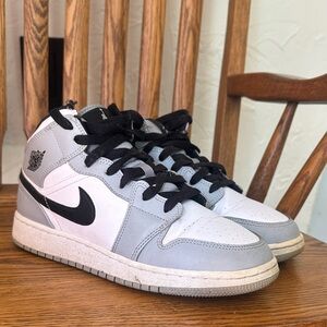 Air Jordan 1 Mid “smoke grey” size 6Y